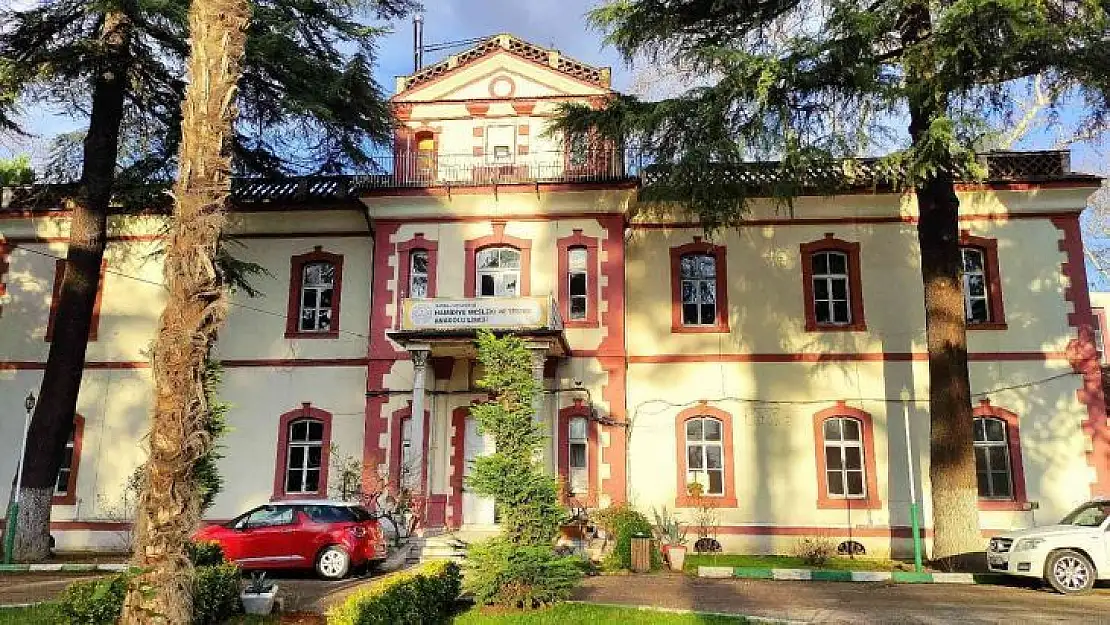 Lisede öğrenciler keçi sağıp, tavuk bakıyor