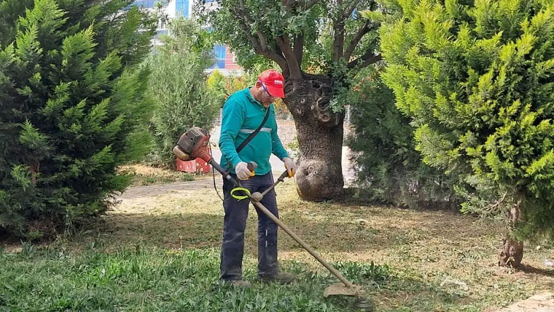 Mahalle sakinlerini istedi, park bahçeler temizlendi