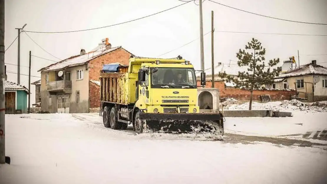 Mahallelerde kar temizleme, küreme ve tuzlama çalışmaları