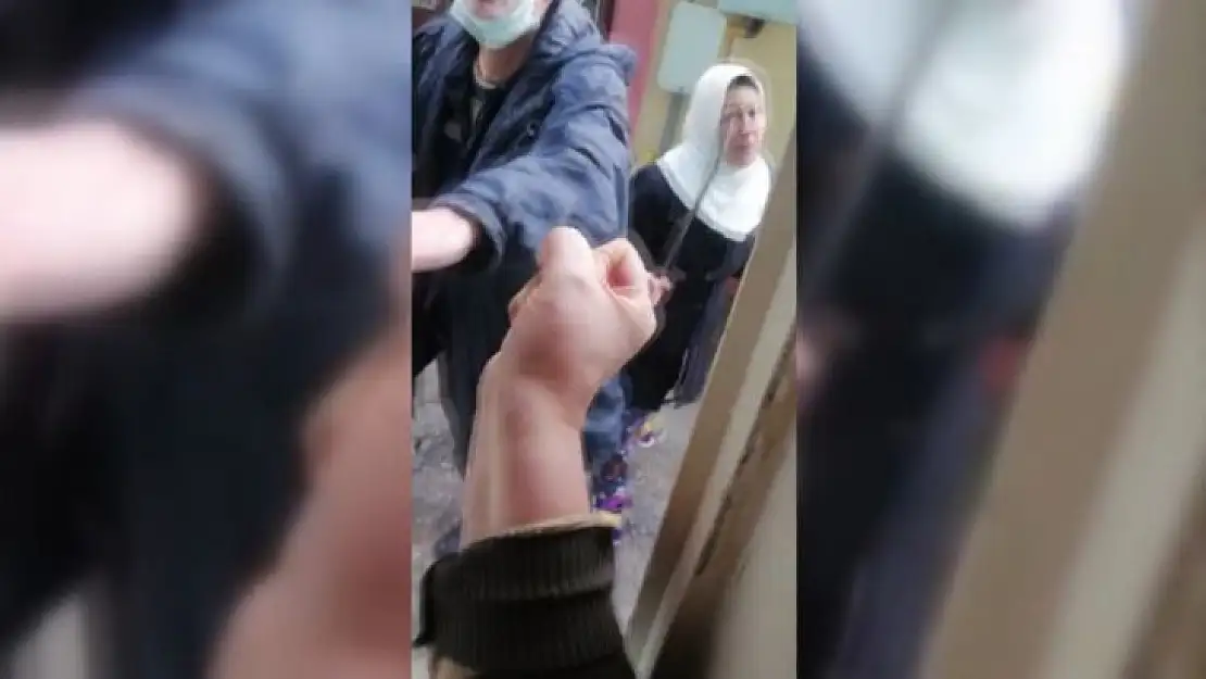 Mahalleyi uçurmakla tehdit etmişti...Şimdi de tırpanla saldırdı