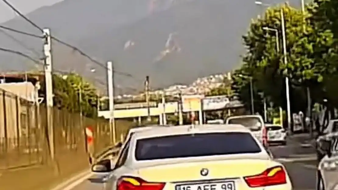 Makas atan sürücü kameraya yakalandı
