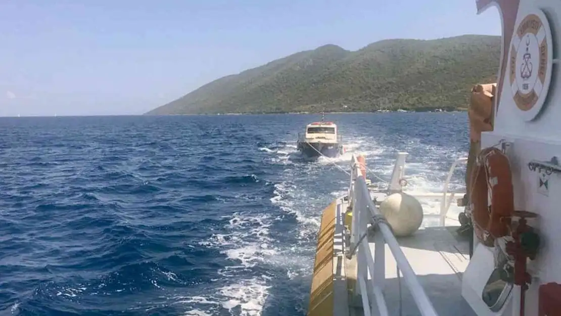 Makine arızası yapan tekne kurtarıldı