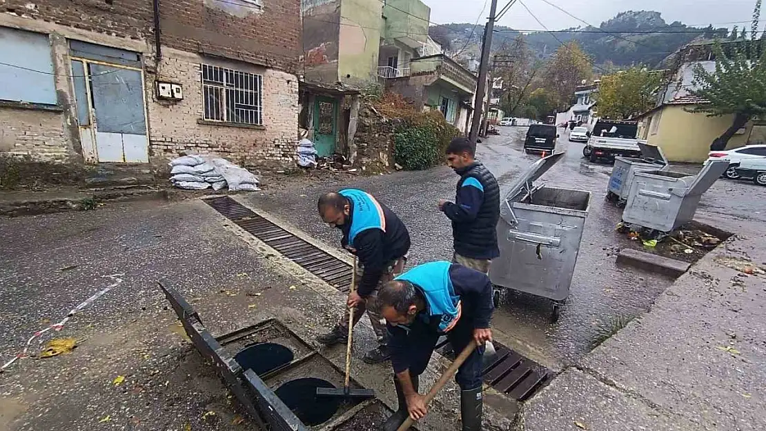 Manisa Büyükşehir ve MASKİ ekipleri şiddetli yağış ve fırtınaya karşı sahada