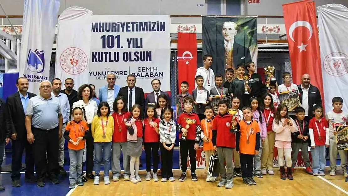 Manisa'da 29 Ekim Satranç Turnuvası'nda ödüller sahiplerini buldu