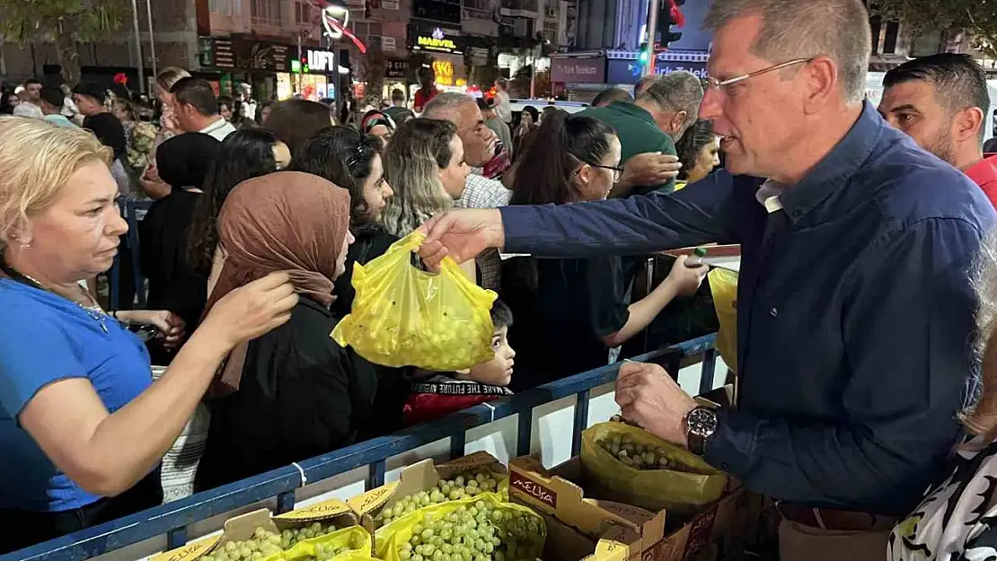 Manisa'da 3 ton üzüm ve litrelerce üzüm şırası dağıtıldı