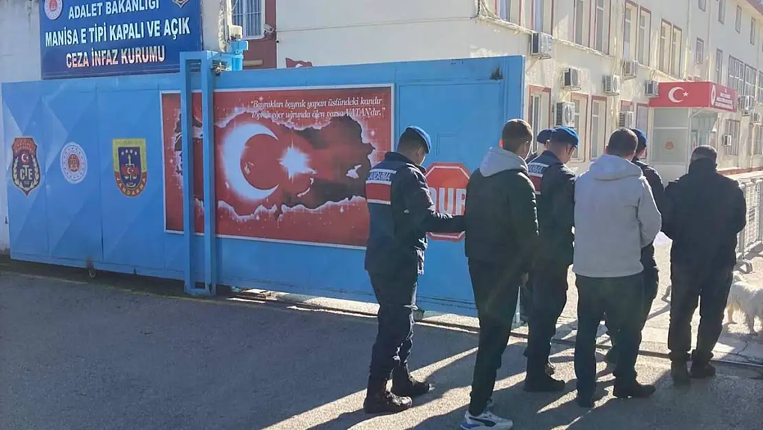 Manisa'da aranan şahıslar jandarmadan kaçamadı