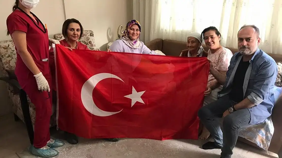 Manisa'da asırlık çınarlar evlerinde ziyaret edildi