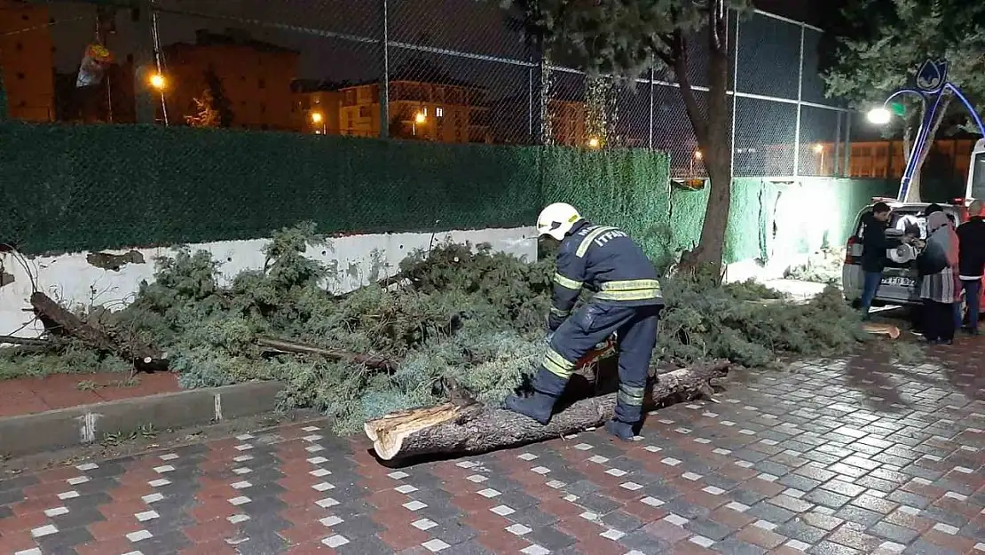 Manisa'da büyükşehir ve MASKİ ekipleri fırtına ve sağanak yağış mesaisinde