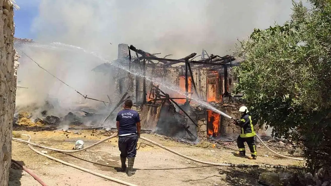 Manisa'da çıkan yangında ahşap ev kül oldu