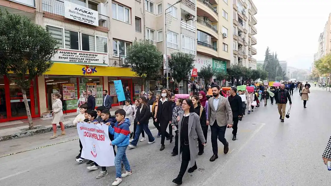 Manisa'da çocuklar hakları için yürüdü