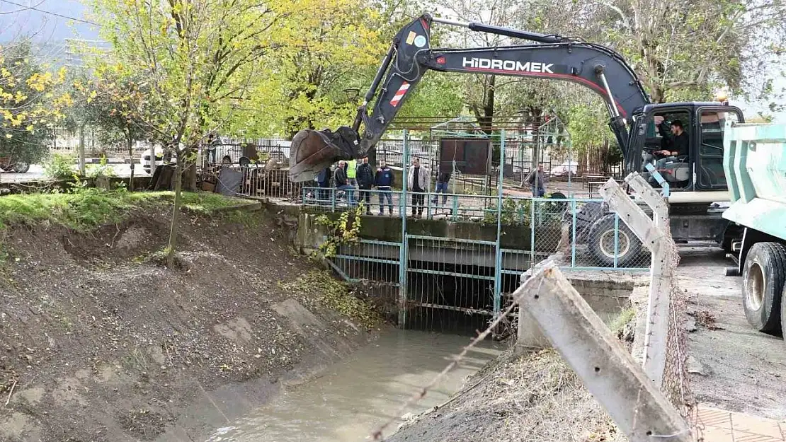 Manisa'da dere yatakları ve sulama kanalları temizleniyor