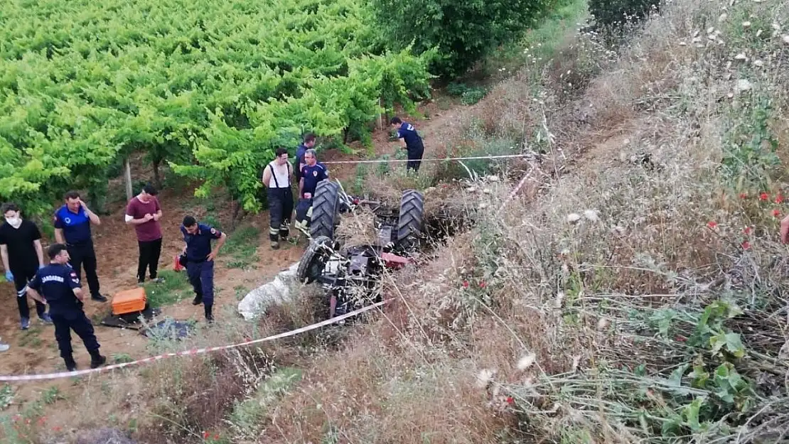 Manisa'da devrilen traktörün altında kalan sürücü hayatını kaybetti