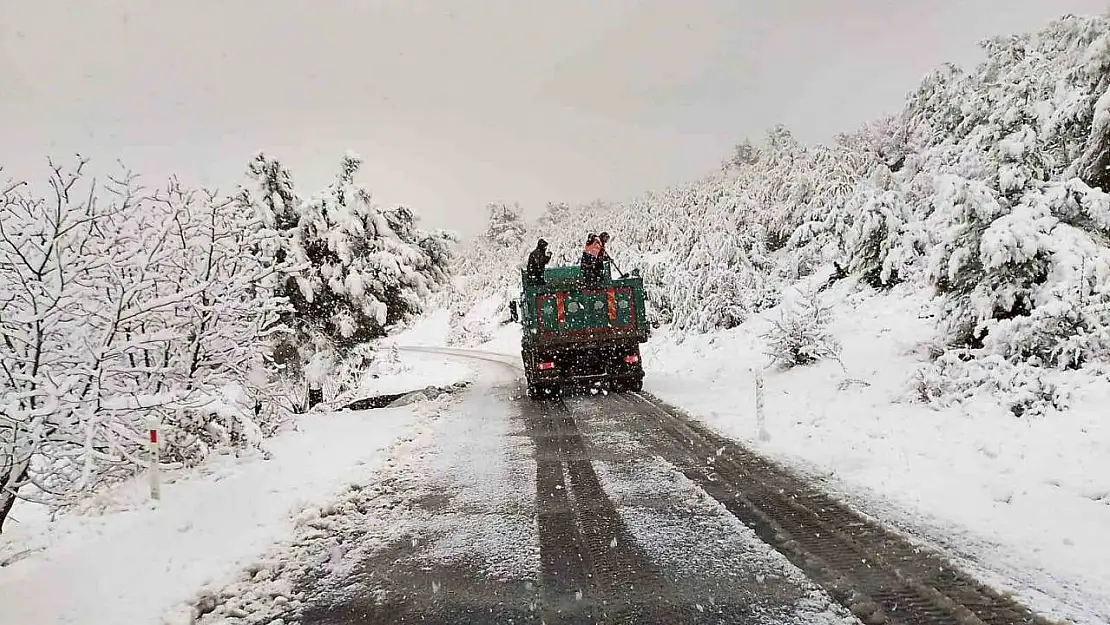 Manisa'da etkili olan kar yağışına, Büyükşehir'den yoğun müdahale