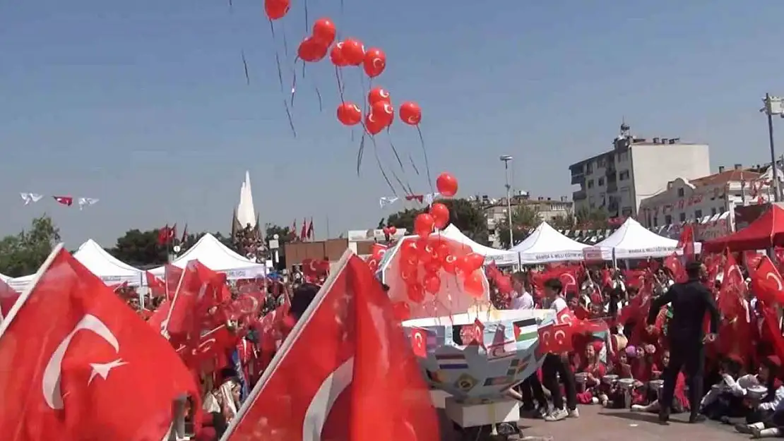 Manisa'da gökyüzünü balonlar renklendirdi