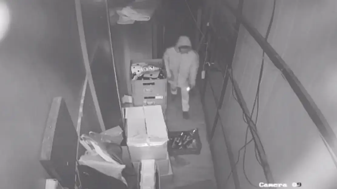 Manisa'da hırsızlık anı kamerada