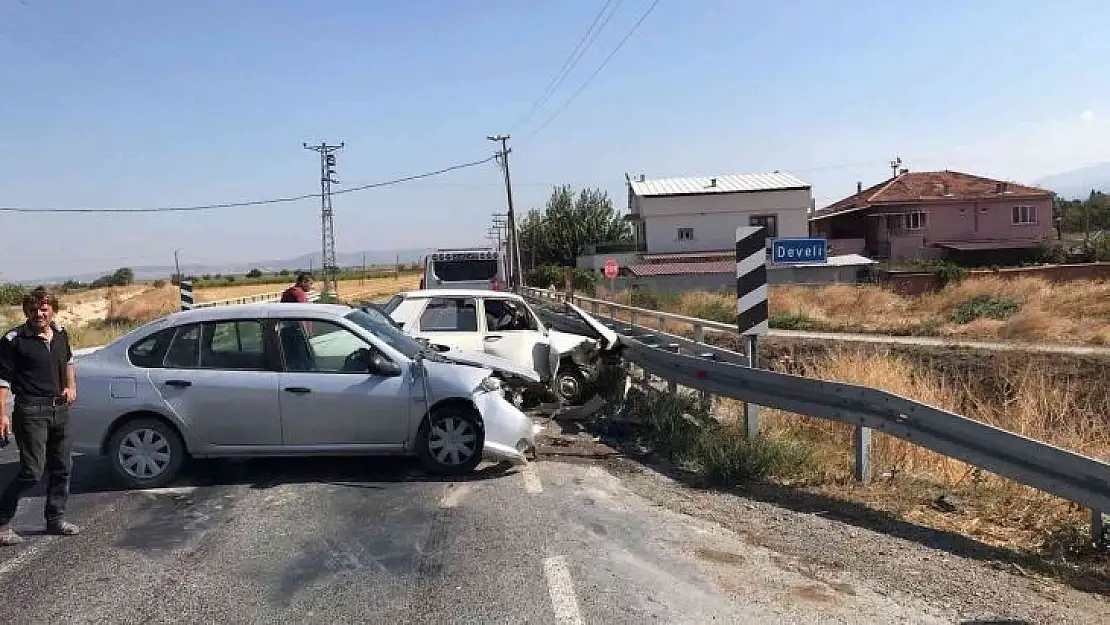 Manisa'da iki otomobil çarpıştı: 3 yaralı