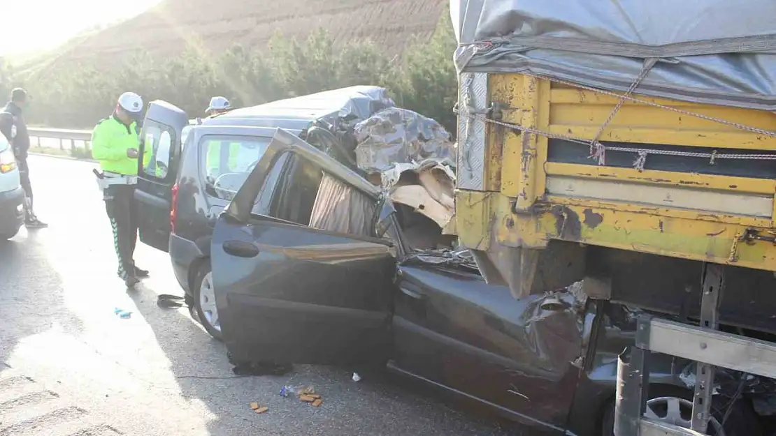 Manisa'da kamyonet tıra arkadan çarptı: 3 ölü, 1 ağır yaralı
