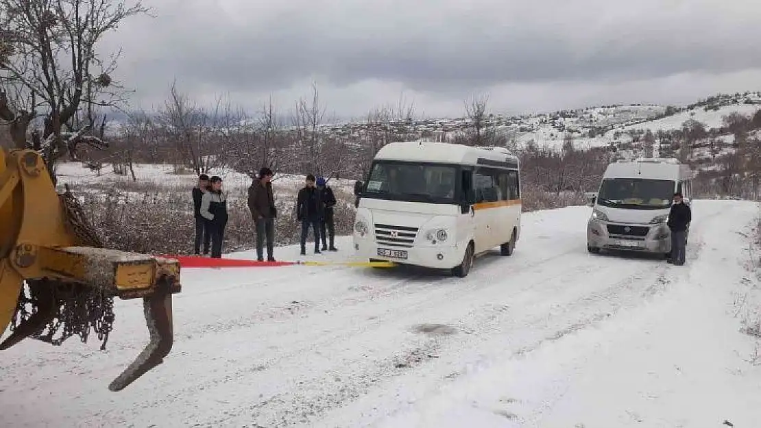 Manisa'da karla mücadele sürüyor