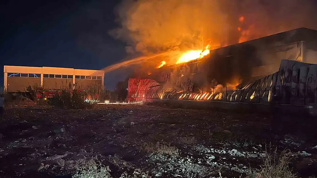 Manisa'da kauçuk fabrikasında yangın