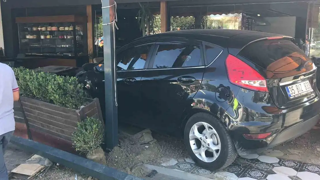 Manisa'da kontrolden çıkan araç kafeye daldı: 2 yaralı