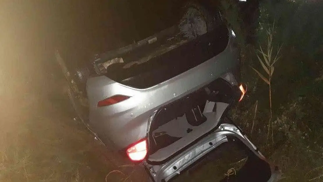 Manisa'da kontrolden çıkan otomobil şarampole devrildi