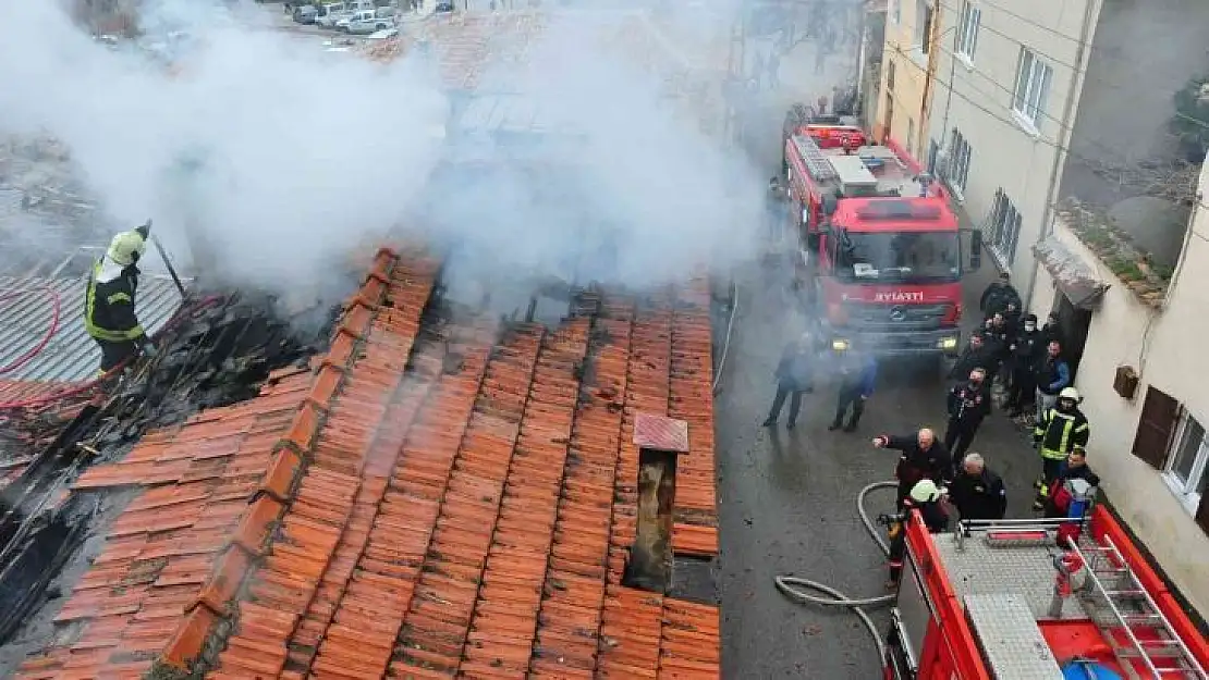 Manisa'da korkutan ev yangını