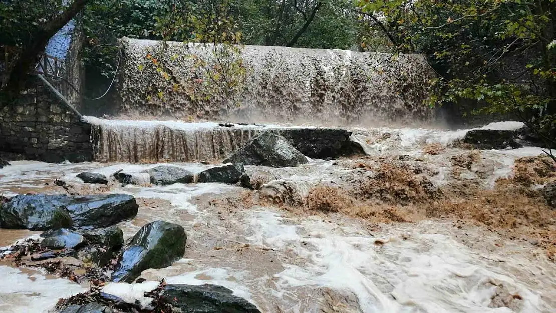 Manisa'da Kurşunlu Şelalesi sağanakla coştu