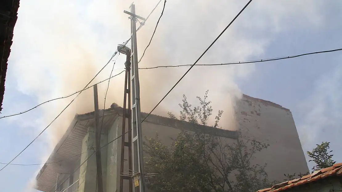 Manisa'da mahalle arasında çıkan yangın paniğe neden oldu