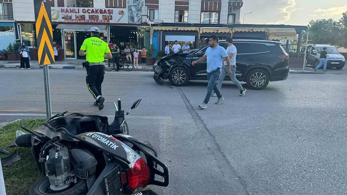 Manisa'da motosiklet ile cipin çarpışma anı kamerada: 2 yaralı