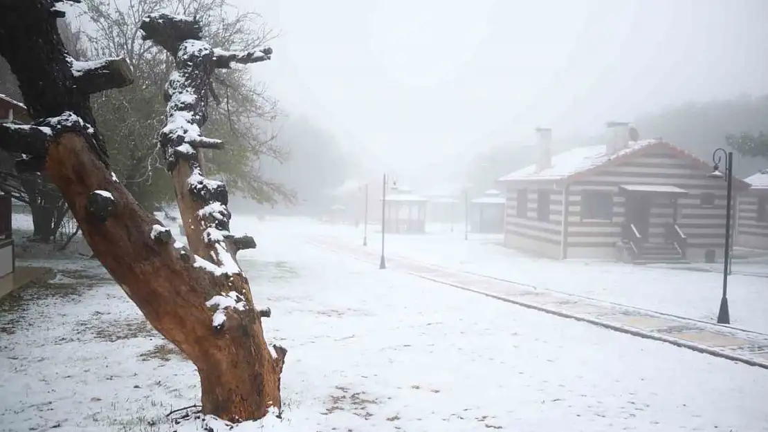 Manisa'da sağanak ve dolu, Spil'de kar