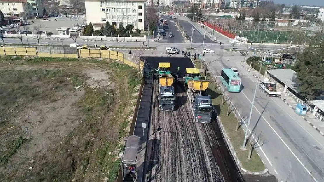 Manisa'da sıcak asfalt mesaisi devam ediyor
