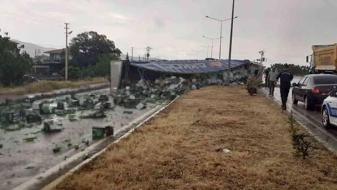 Manisa'da tır devrildi, alkol yüklü kutular yola saçıldı