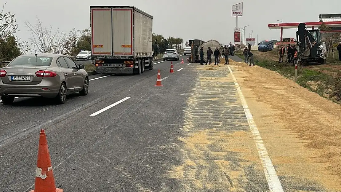 Manisa'da tır devrildi, yemler yola savruldu