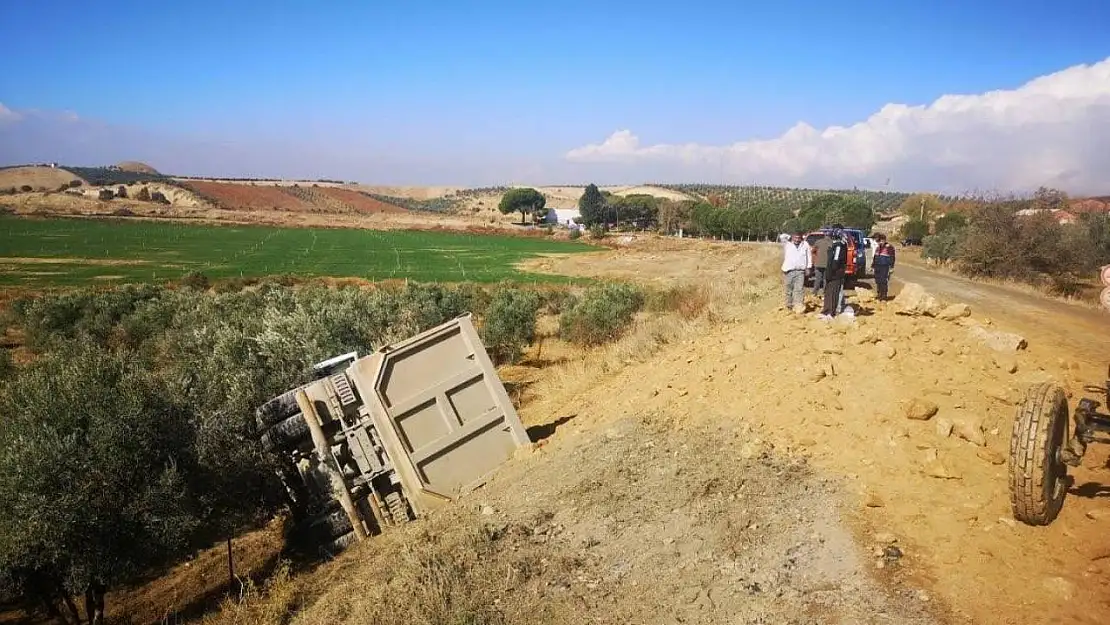 Manisa'da toprak yüklü kamyon zeytin bahçesine devrildi: 1 yaralı