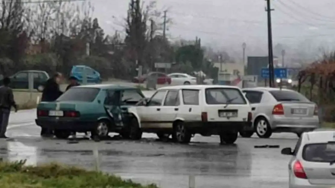 Manisa'da trafik kazası: 4 yaralı