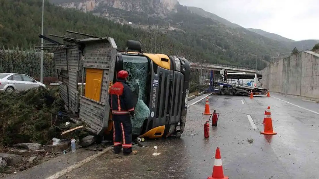 Manisa'da yağış kaza getirdi, 300 metre arayla iki tır kaza yaptı: 3 yaralı