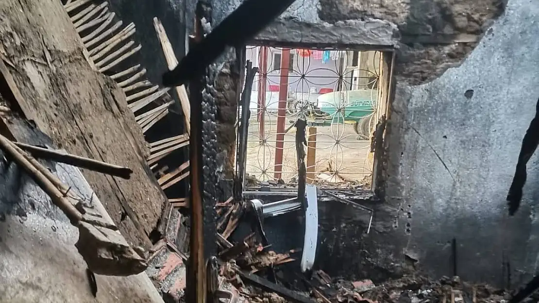 Manisa'da yangın bir evi kül etti