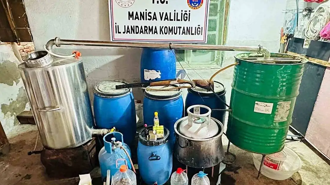 Manisa'da yılbaşı öncesi sahte içki operasyonu: 610 litre rakı ele geçirildi