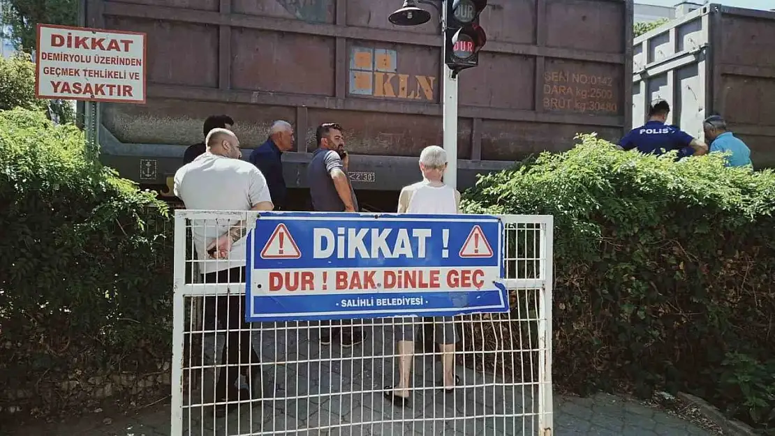 Manisa'da yük trenin çarptığı genç hayatını kaybetti