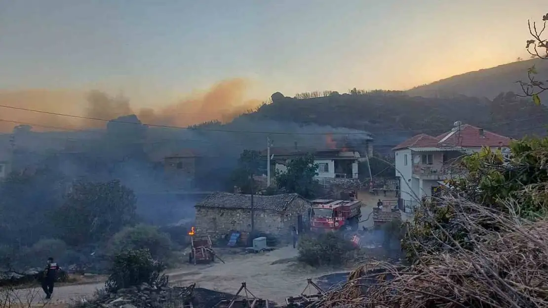 Manisa'daki yangına müdahale sürüyor: 300 hektar alan ile evler zarar gördü