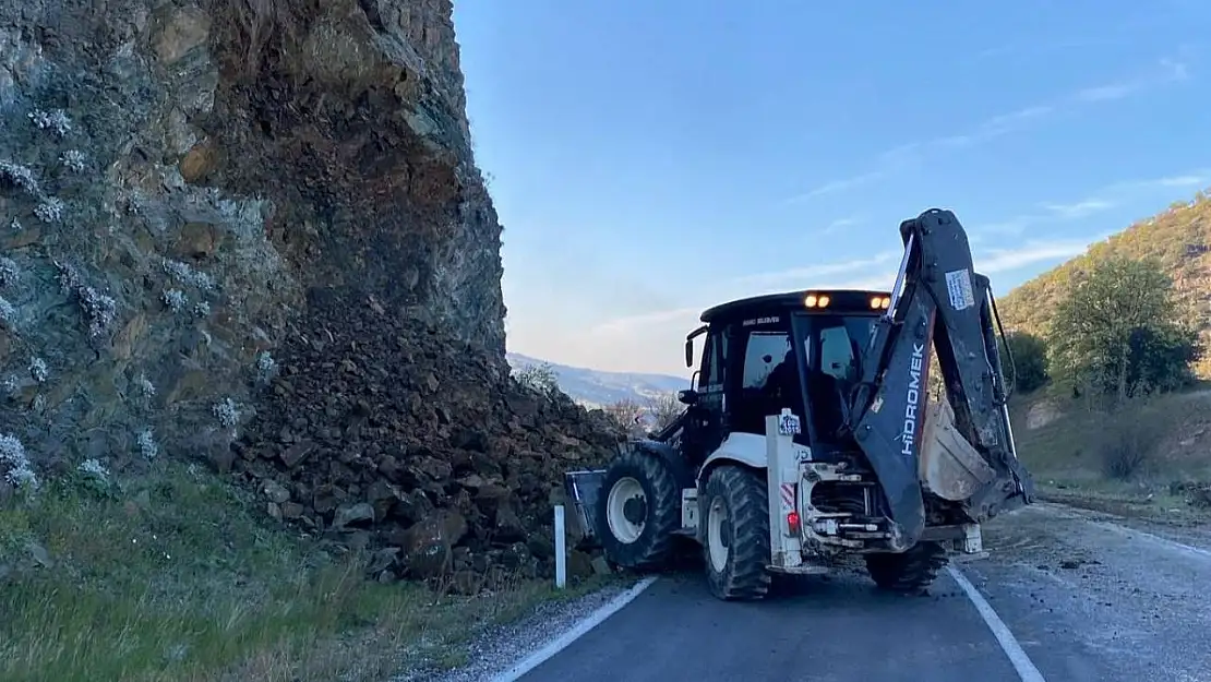 Manisa Demirci'de heyelan meydana geldi