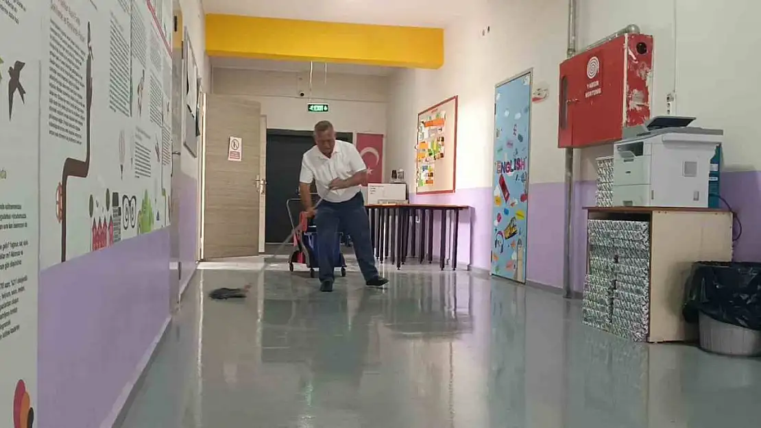 Manisa'nın 'Hademe Ressamı' gençlere ilham veriyor