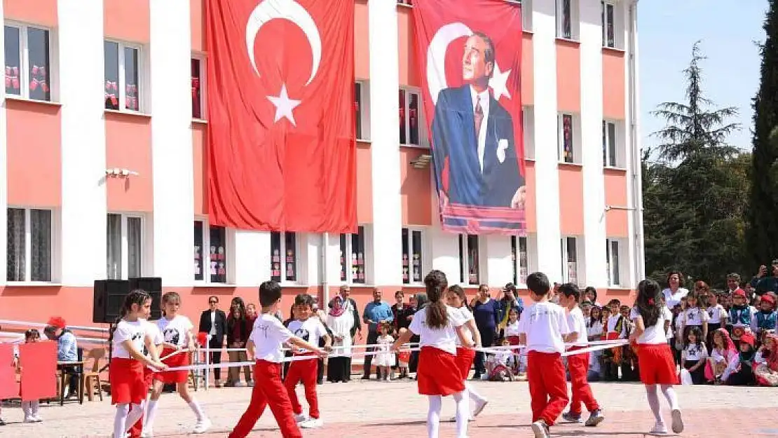 Manisa'nın ilçelerinde 23 Nisan coşkusu