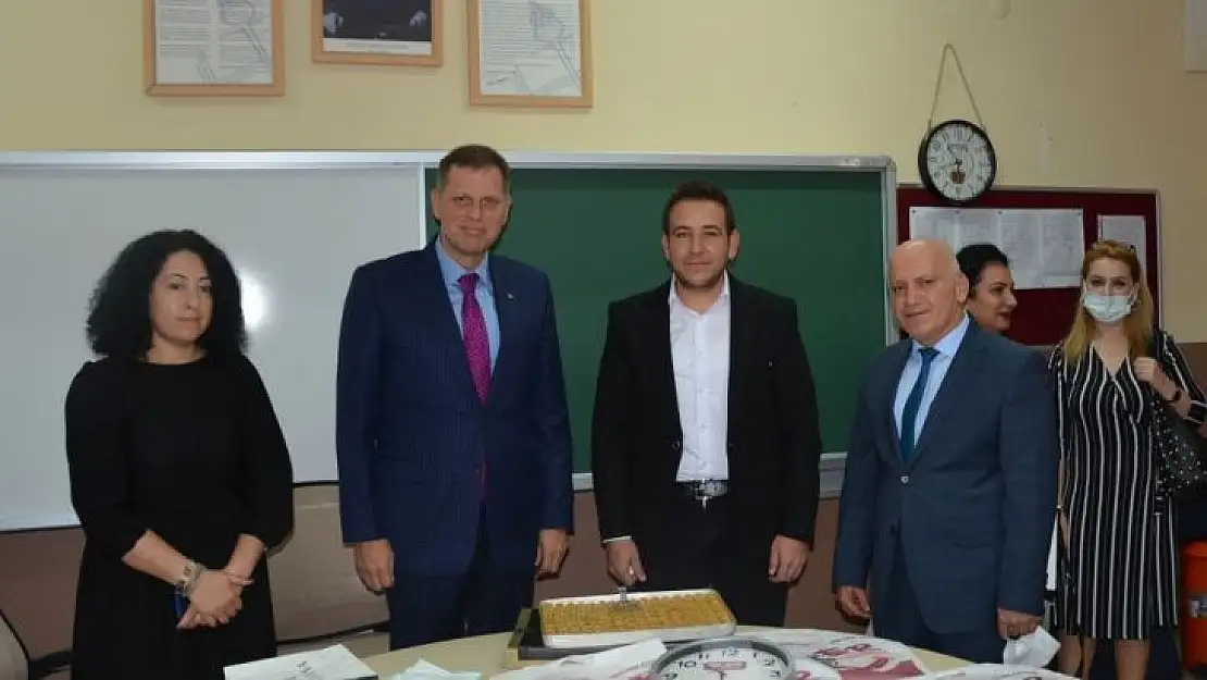 Manisa TB Anadolu Lisesinde Öğretmenler Günü kutlandı
