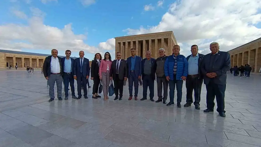 Manisalı muhtarlar Anıtkabir'deki törenlere katıldı