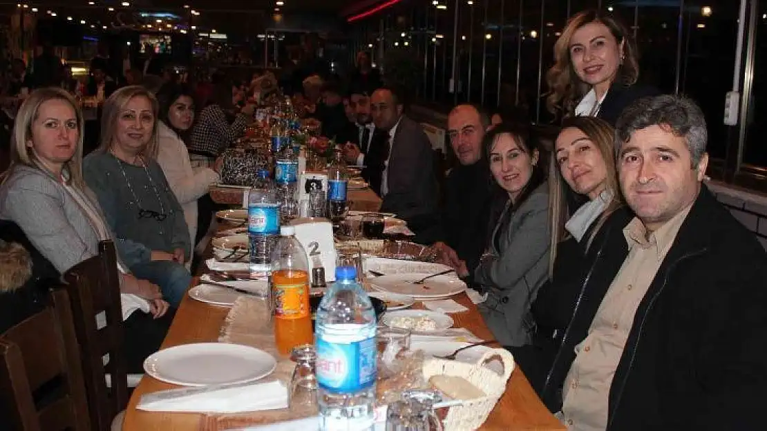 Manisalılar Derneğinin gecesinde 2 engelliye tekerlekli sandalye