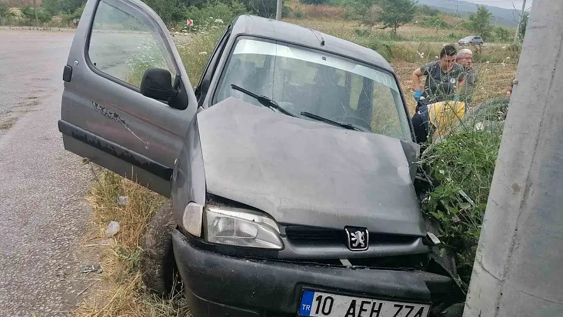 Manyas'ta elektrik direğine çarpan sürücü yaralandı