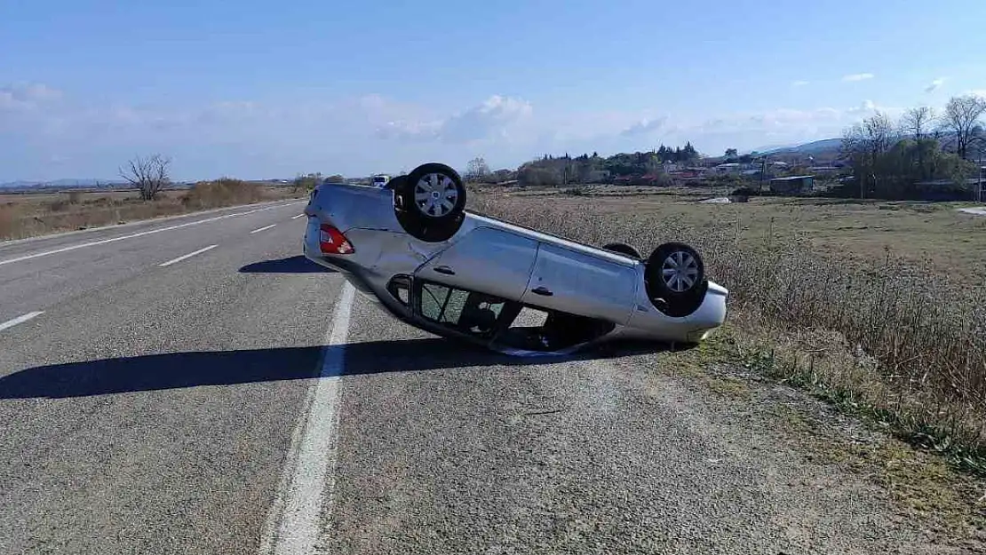 Manyas'ta takla atan otomobilde can pazarı