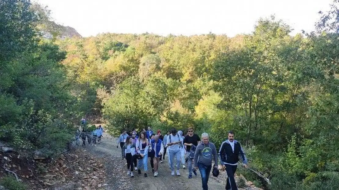 Manyaslı gençlerden doğa yürüyüşü