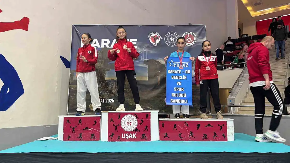 Manyaslı karateciler Ege Karate Ligi'nden madalyalarla döndü